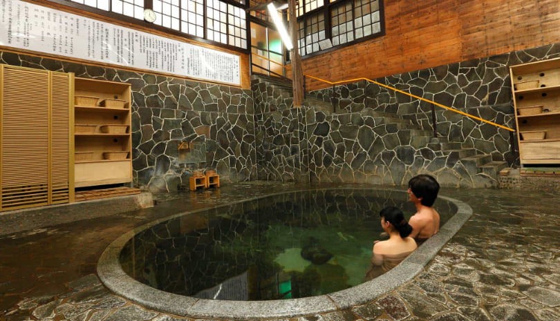 藤三旅館 — 岩手県花巻市鉛温泉 · 石段を下りた地階にある深さ約1.25mの立ち湯「白猿の湯」
