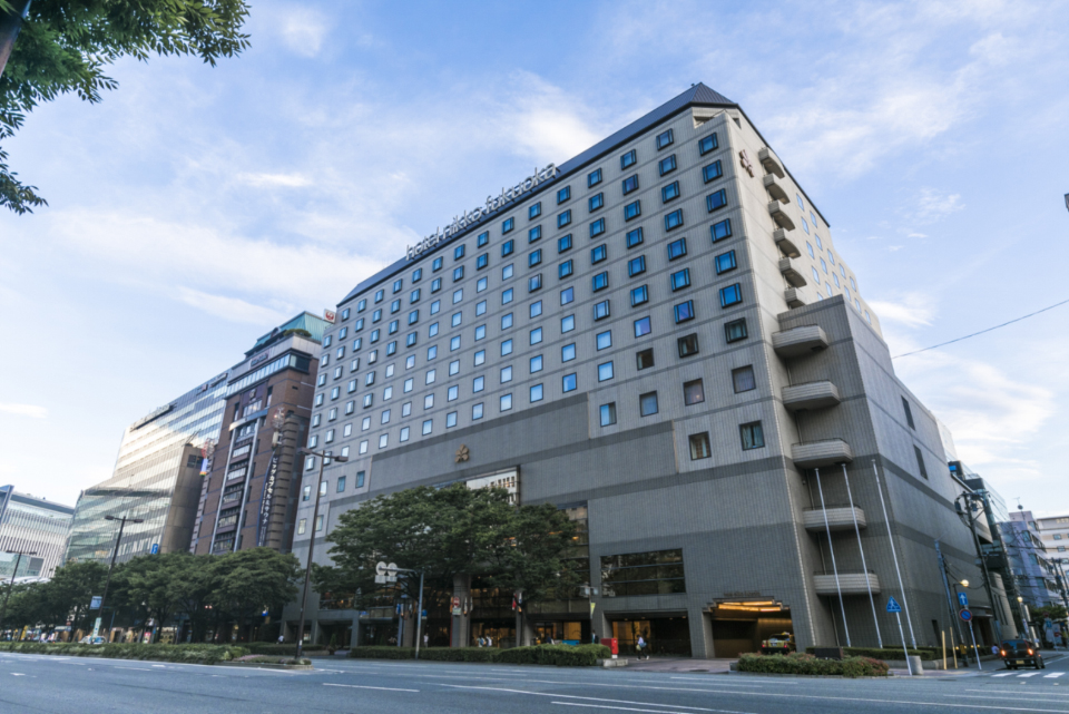 ホテル日航福岡 — 福岡市博多区博多駅前 · 1989年開業、大博通りに面した勾配屋根の客室棟