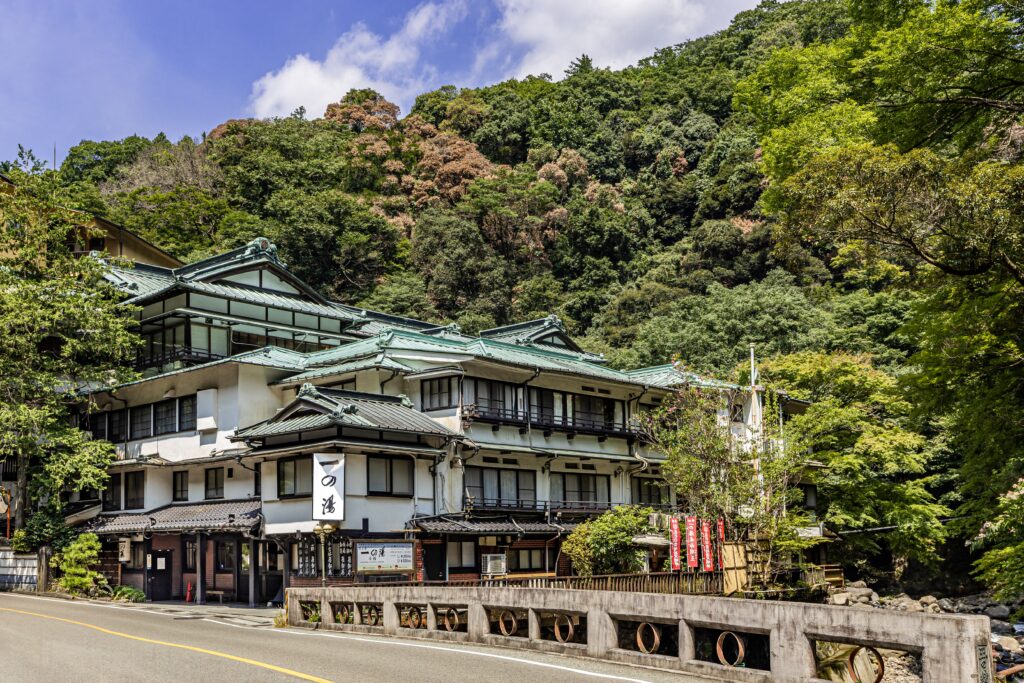 塔ノ沢 一の湯本館 — 箱根町塔之澤 · 早川の岸に立つ木造4階一部地下1階の登録有形文化財