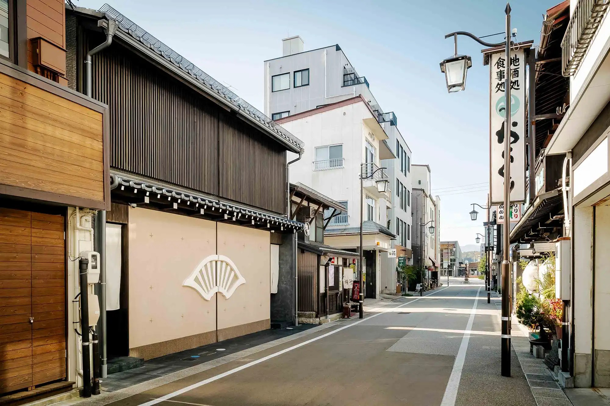 町家レジデンスイン高山 花里町 ゆきの花 — 高山駅前通り · 挾土秀平による扇模様の左官外壁をもつ一棟貸し町家