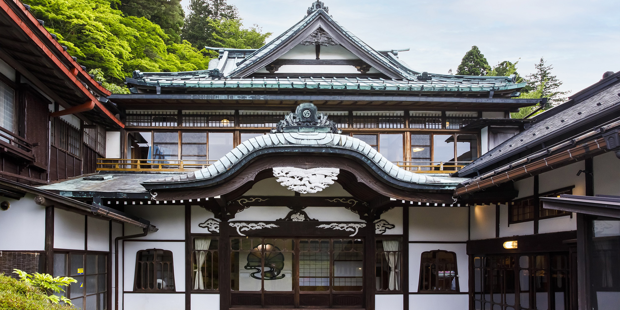 箱根小涌園 三河屋旅館 — 神奈川県箱根町小涌谷 · 鬼板と懸魚を飾った唐破風玄関と銅板葺の大屋根