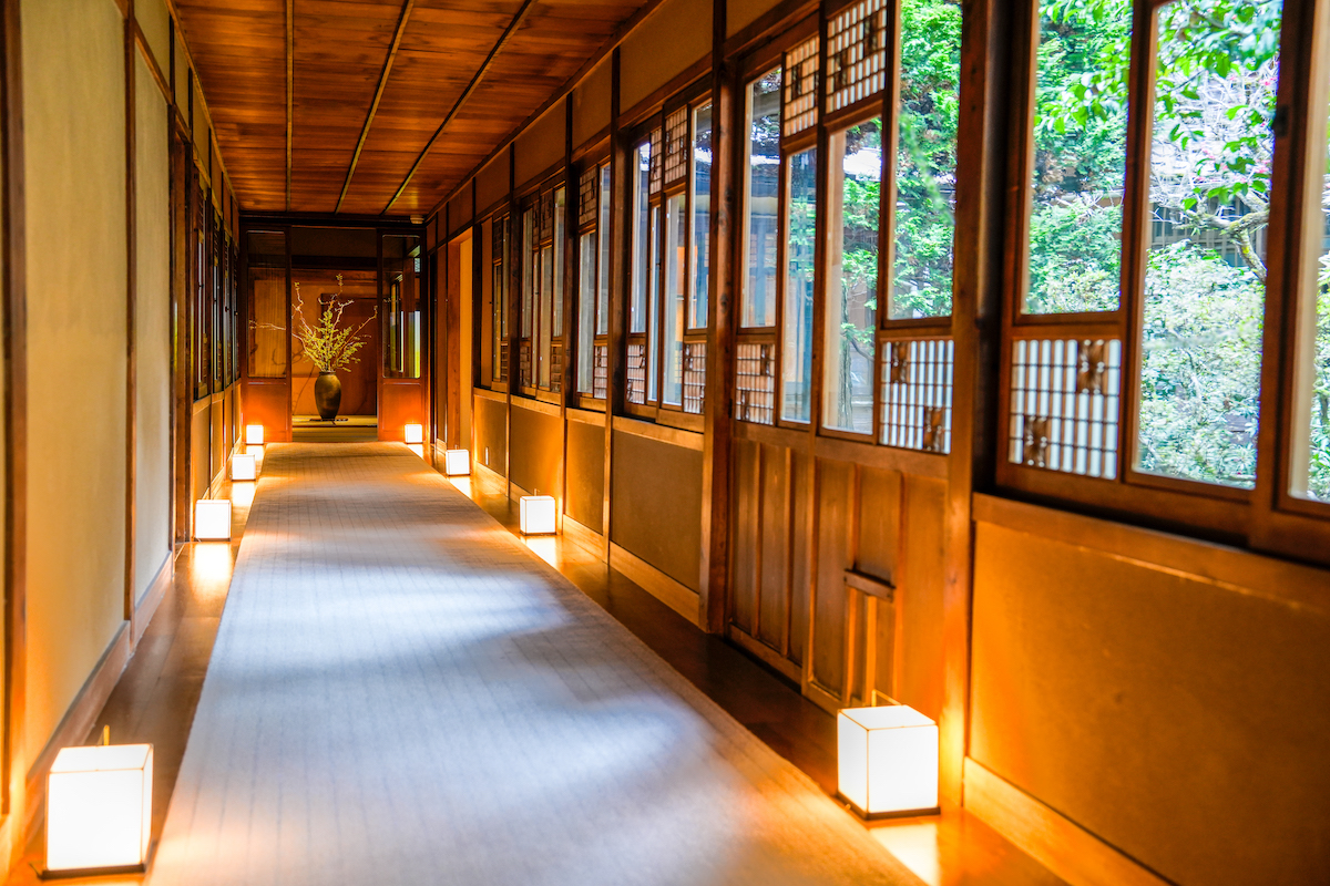 旅館の渡り廊下と段差｜急斜面に建つ温泉旅館の建築5軒