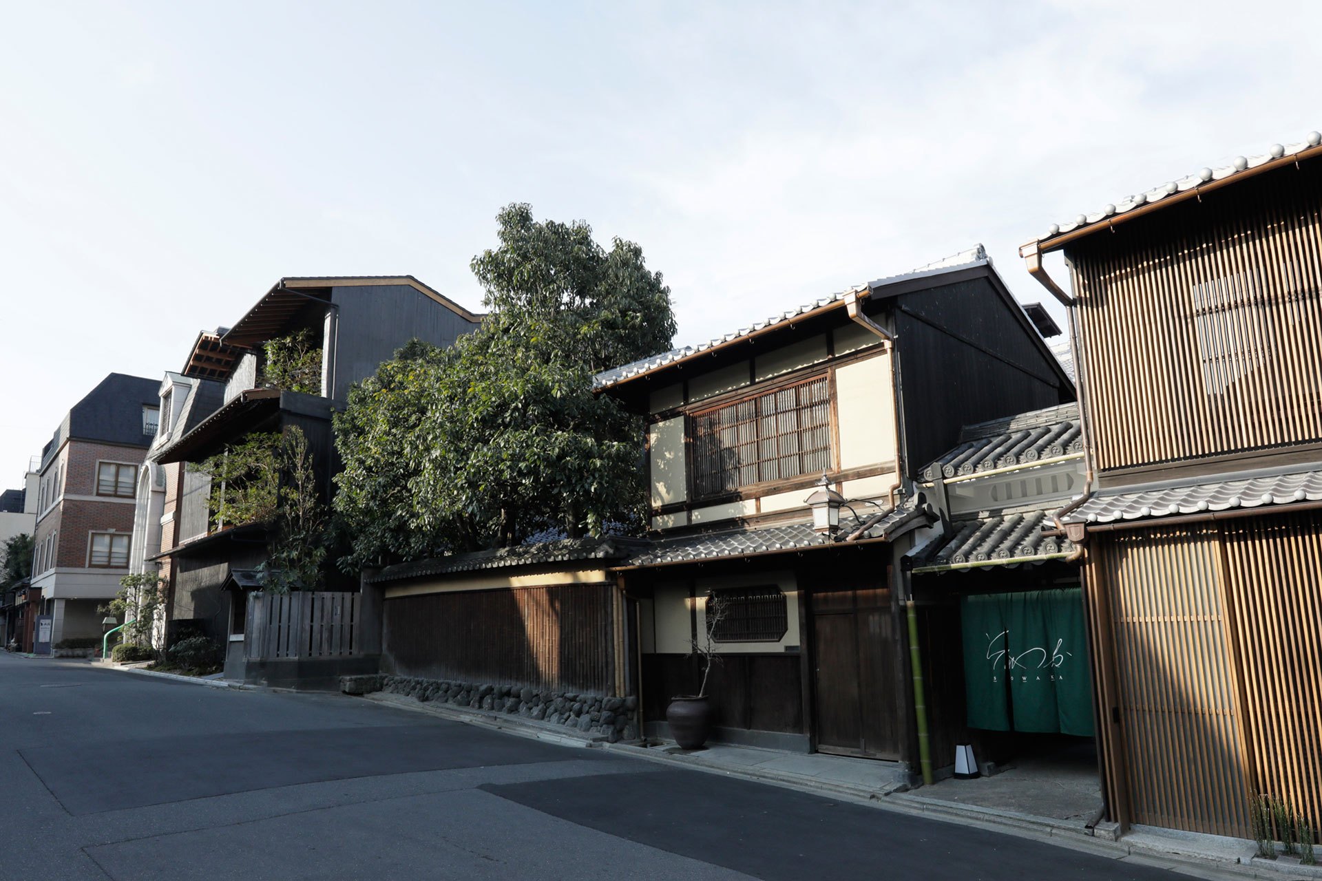 そわか SOWAKA — 京都市東山区下河原通 · 大正期の数寄屋を残す本館と黒い新館が並ぶ路地側の外観