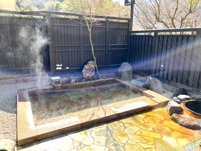湯の里 渓泉 — 国東市国見町赤根 · 黒板塀に囲まれた石造りの露天風呂と立ちのぼる湯気