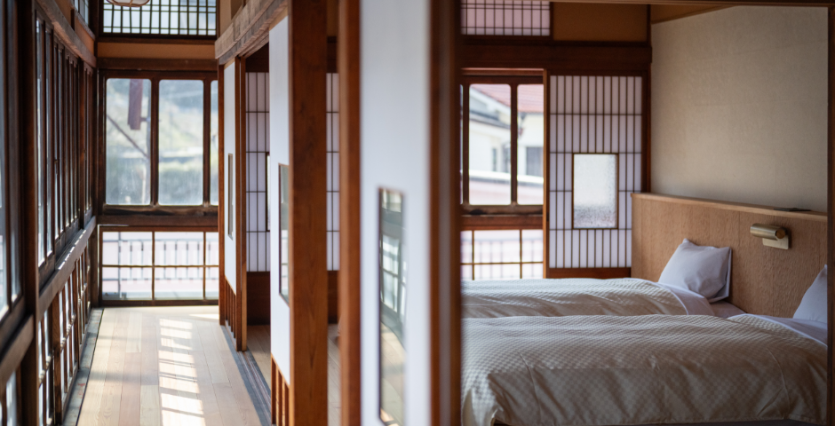 奥津荘 客室KEYAKI — 鏡野町奥津 · 2024年4月改装、木製建具の連なる二階広縁と吉井川側の採光