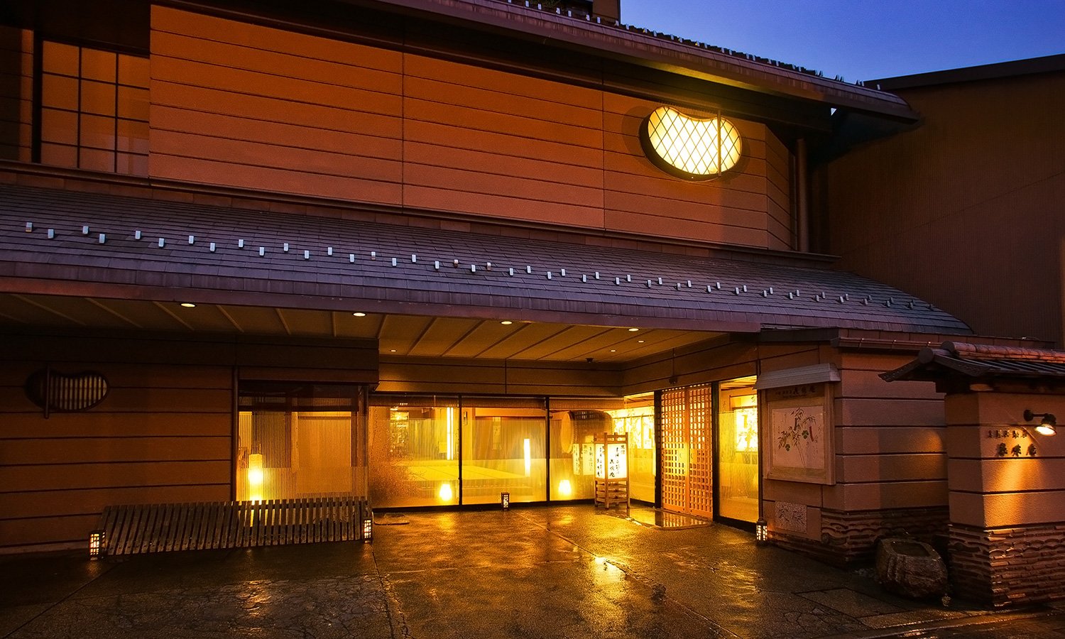 本陣平野屋 花兆庵 — 高山市本町一丁目 · 高山陣屋と中橋に近い24室の旅館、夕景の外観
