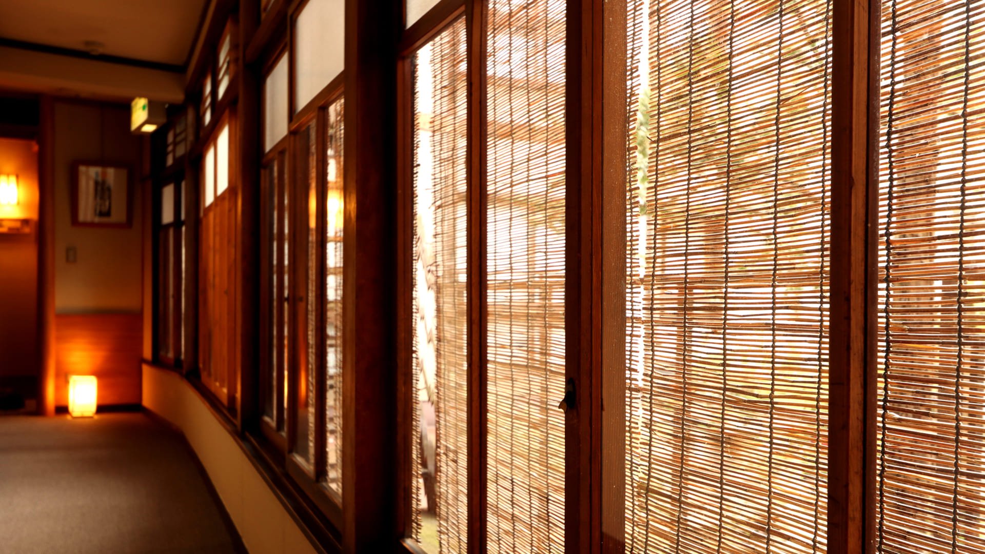 旅館 田邊 — 高山市相生町 · 1934年創業、簾越しの光が入る本館の廊下