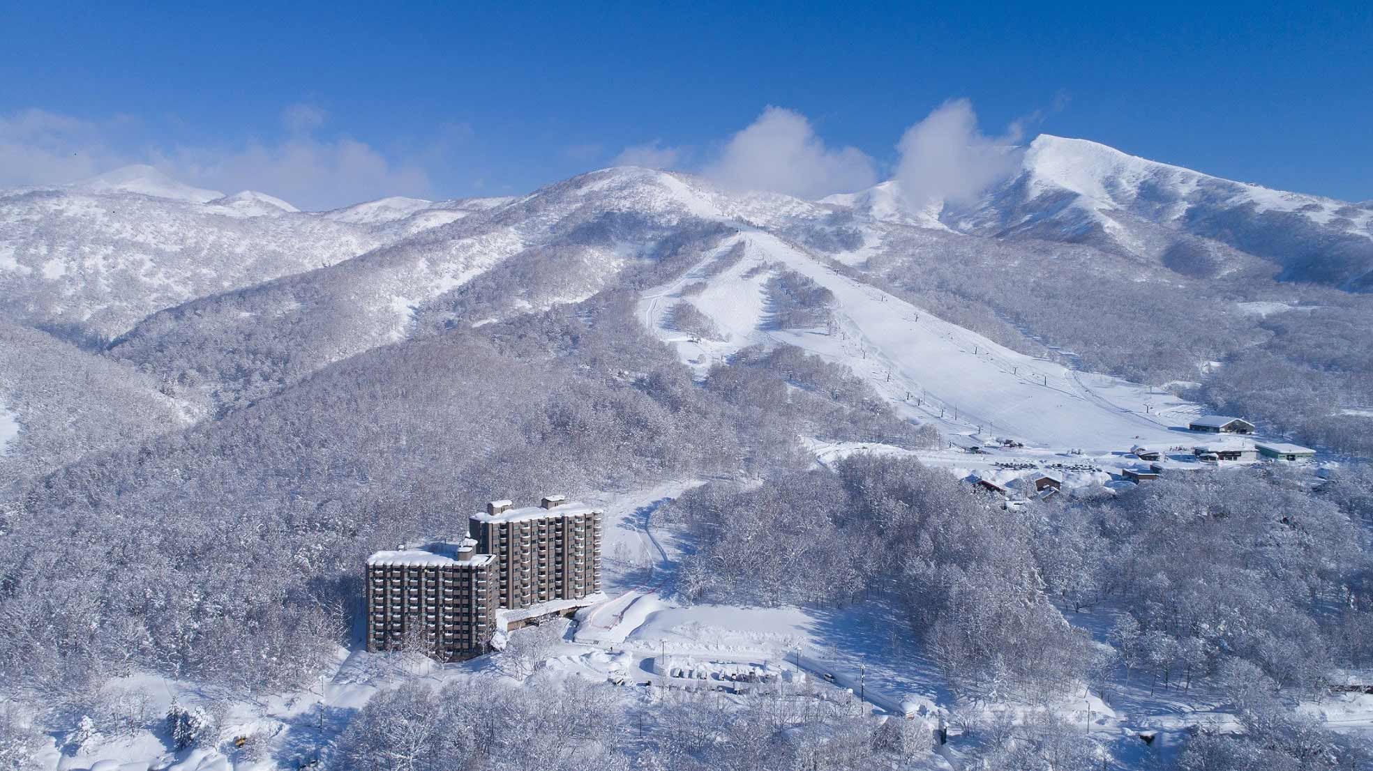 ワン・ニセコ・リゾート・タワーズ — ニセコ町 · 雪に覆われたモイワ山とニセコアンヌプリ連峰の麓に建つ2棟のタワー