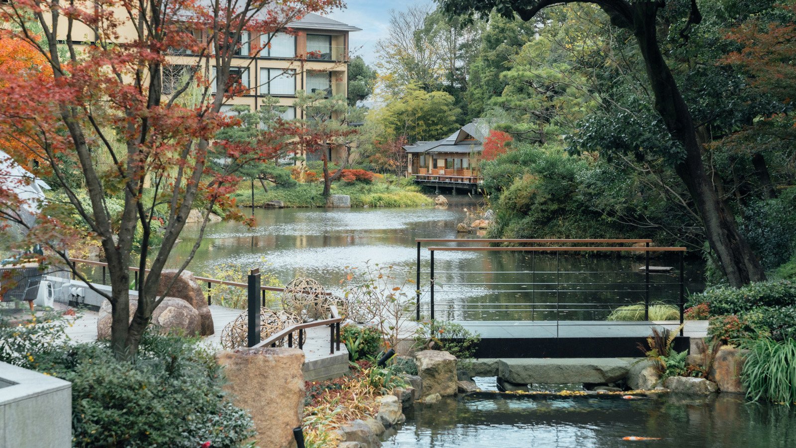 フォーシーズンズホテル京都 — 京都市東山区 · 紅葉期の池泉回遊式庭園「積翠園」と池の上の茶室
