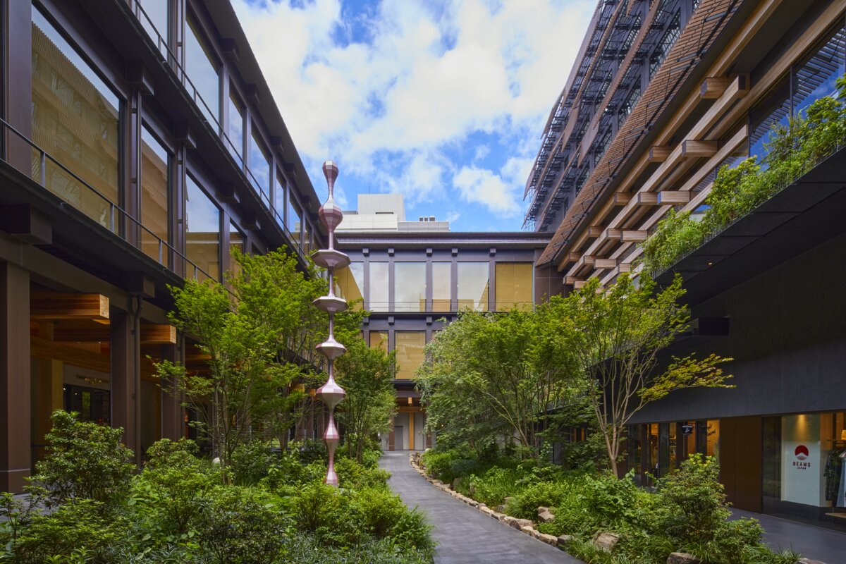 エースホテル京都 — 新風館の中庭 · 旧京都中央電話局のレンガ棟と新築棟に囲まれた中庭