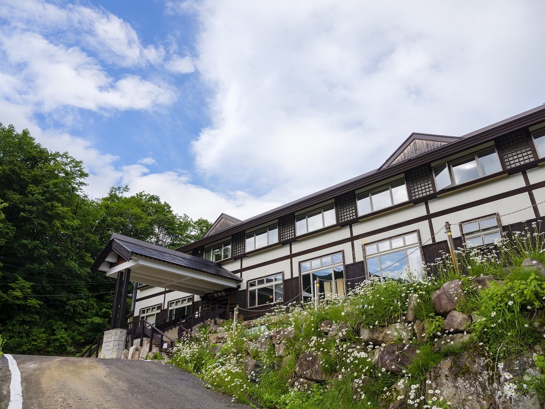 雨飾荘 — 長野県小谷村・小谷温泉 · 標高900mの雨飾高原に建つ全13室の温泉宿の外観