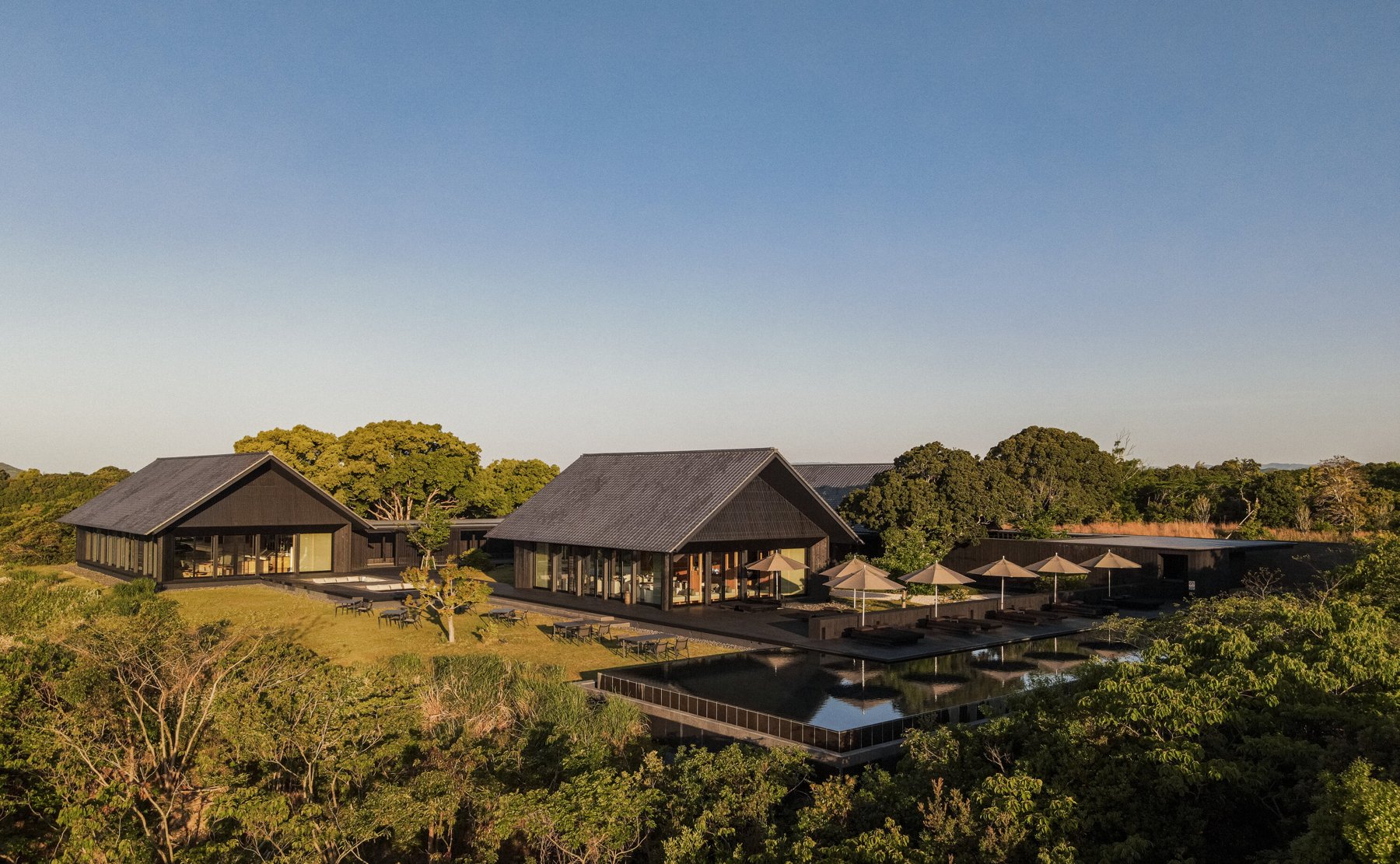 アマネム — 三重県志摩市・英虞湾の丘 · 勾配屋根のパビリオンとプールを望む全景