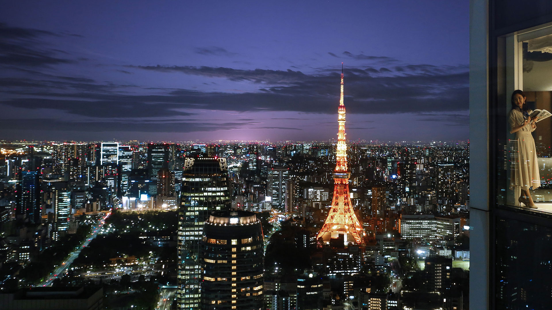 アンダーズ 東京 — 港区虎ノ門 · 虎ノ門ヒルズ森タワー上層階から見る夕景の東京タワーと都心