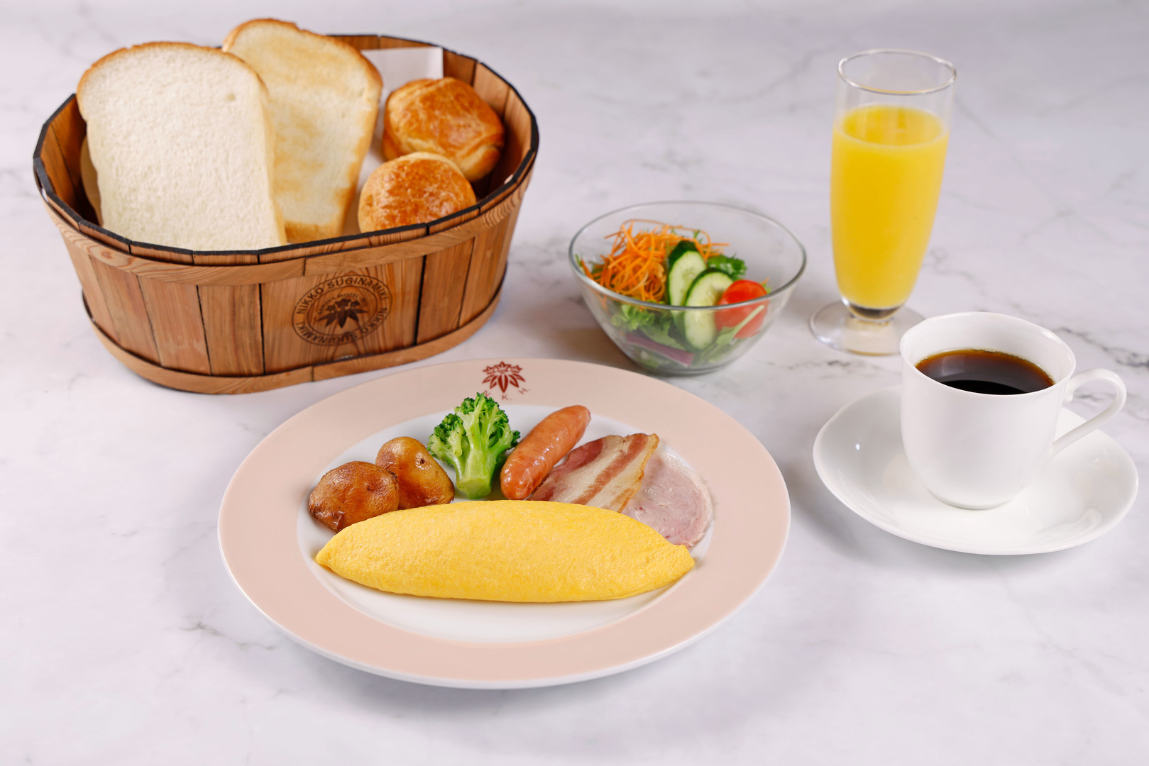 中禅寺金谷ホテル — ダイニングルーム「みずなら」 · オムレツとトーストの洋朝食