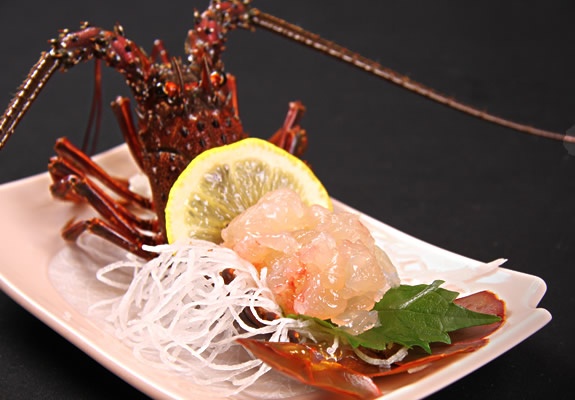 龍宮料理の宿 伝洋 — 三重・鳥羽 相差 · 伊勢海老の活造り、地元定置網の魚介を出す料理旅館