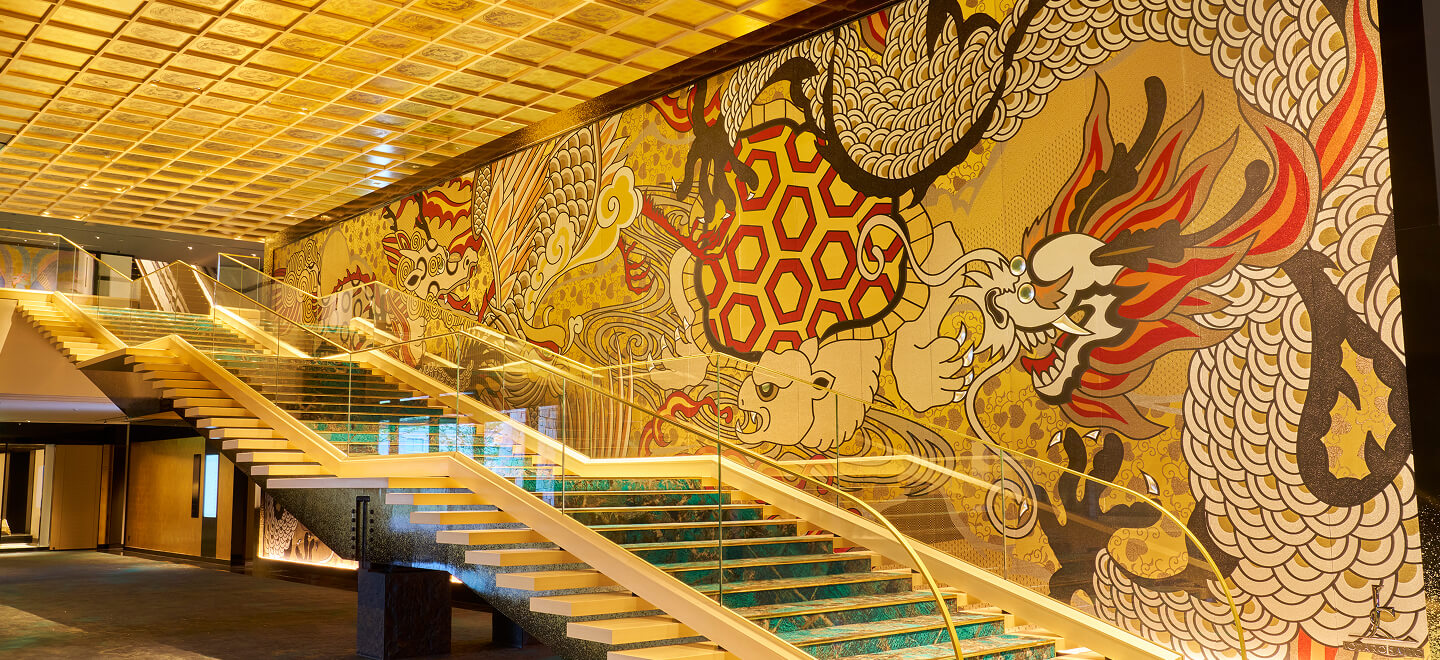 エスパシオ ナゴヤキャッスル — 名古屋市西区 · 龍を描いた大壁画と金色の格天井が続く館内階段