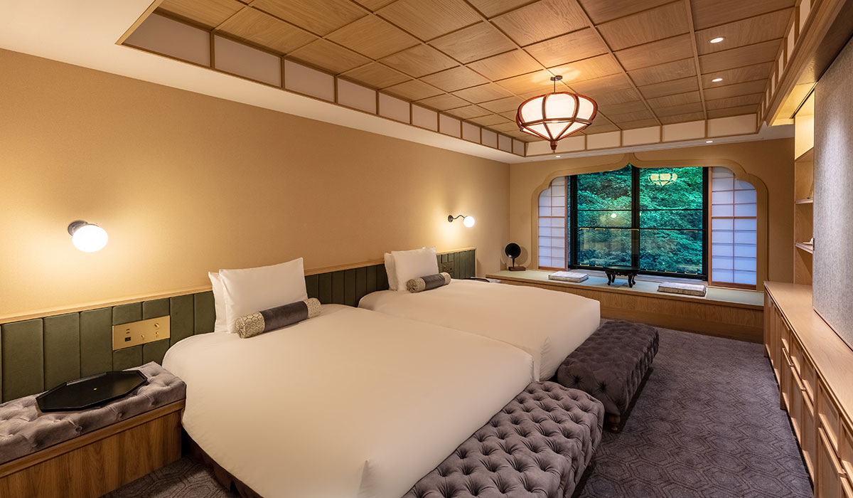 ふふ日光 — 栃木県日光市本町 · 花頭窓と窓際の畳を備えたプレシャススイート(65㎡)