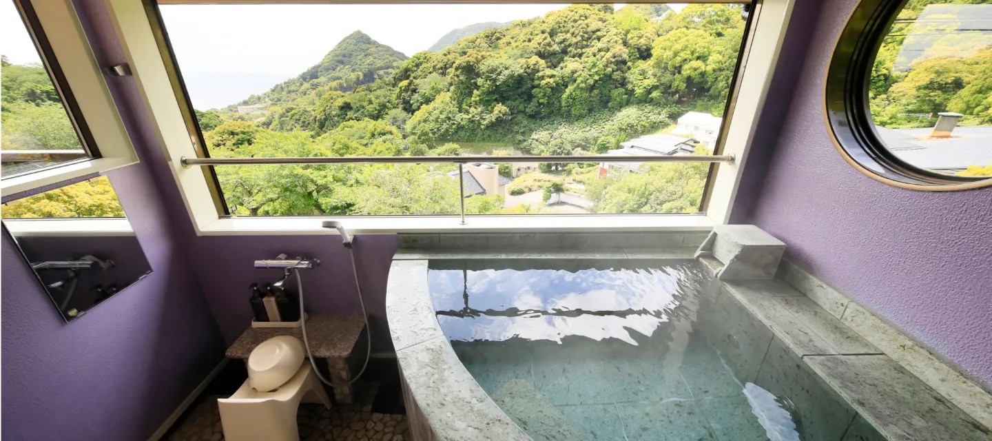 花の風 — 静岡・河津 今井浜温泉 · 伊豆石を使用した扇形の浴槽、客室「河津桜」の全天候型半露天風呂