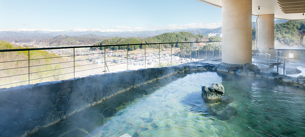 ヒルトン高山リゾート — 温泉テラス「天望の湯」 · 北アルプスと高山の市街を望む岩風呂の露天