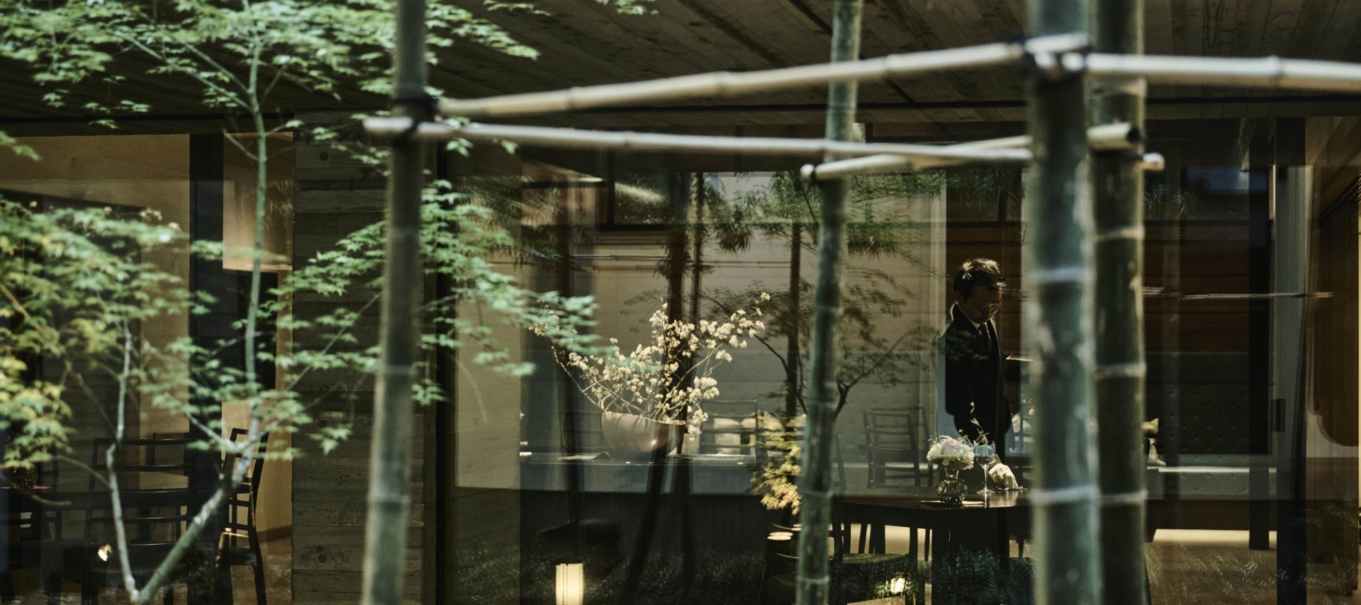THE HIRAMATSU 京都 — 京都・室町三条 · 竹垣越しに見る京町家のダイニングと坪庭