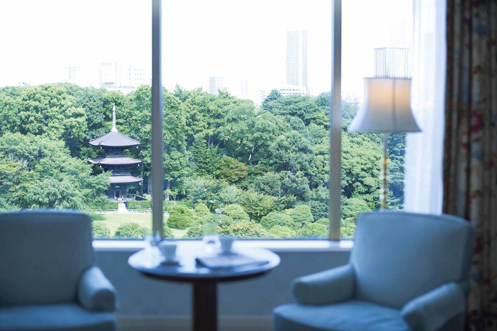 ホテル椿山荘東京 — ガーデンビューの客室 · 窓の正面に庭園の三重塔と目白台の緑を望む