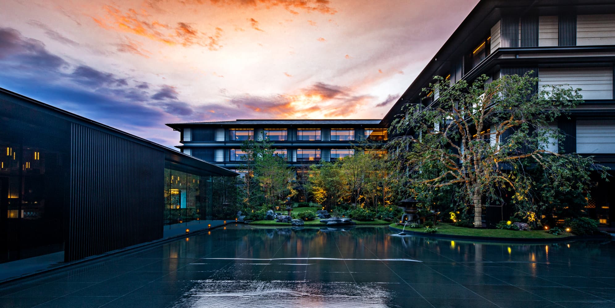 HOTEL THE MITSUI KYOTO — 京都市中京区・二条城前 · 三井総領家邸宅跡地に建つ客室棟と水盤の中庭