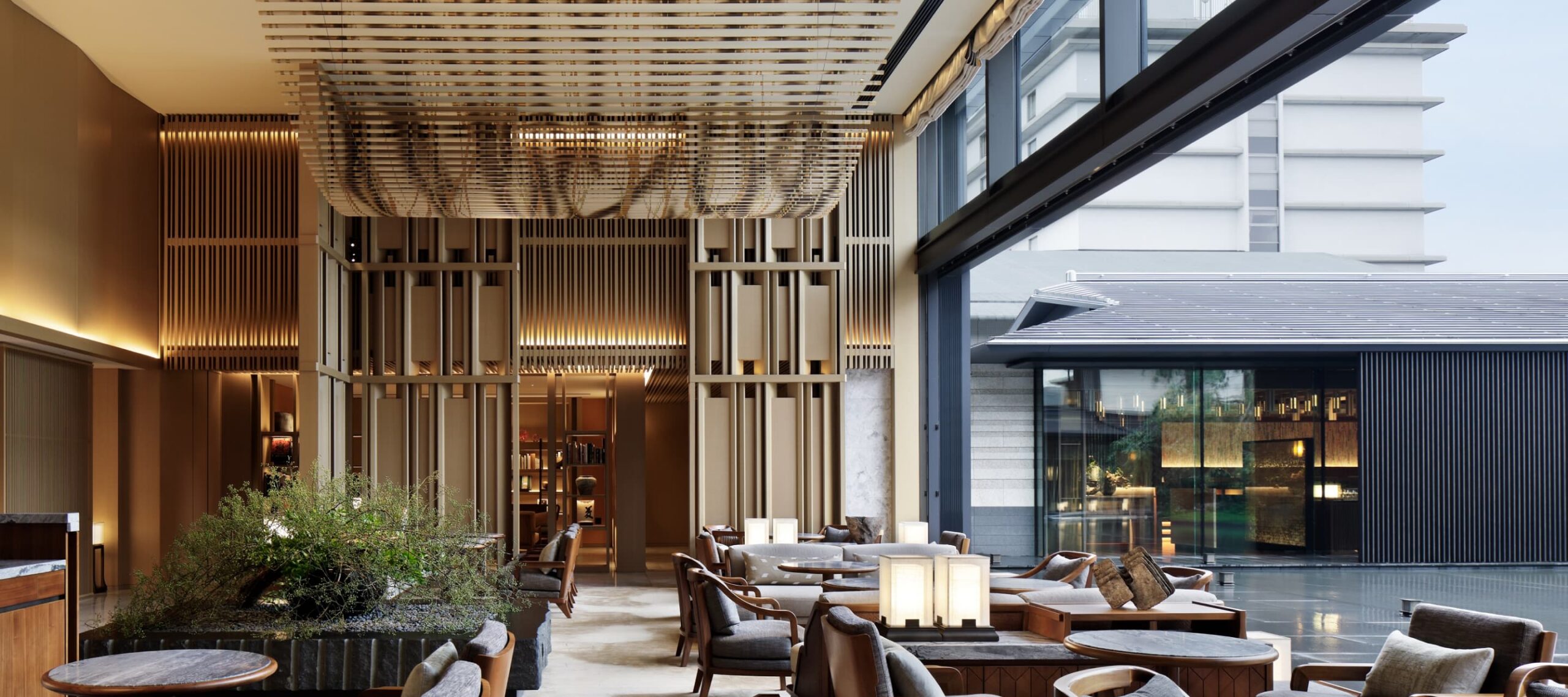 HOTEL THE MITSUI KYOTO — 京都市中京区・二条油小路 · 中庭に面したロビーラウンジと格子の意匠