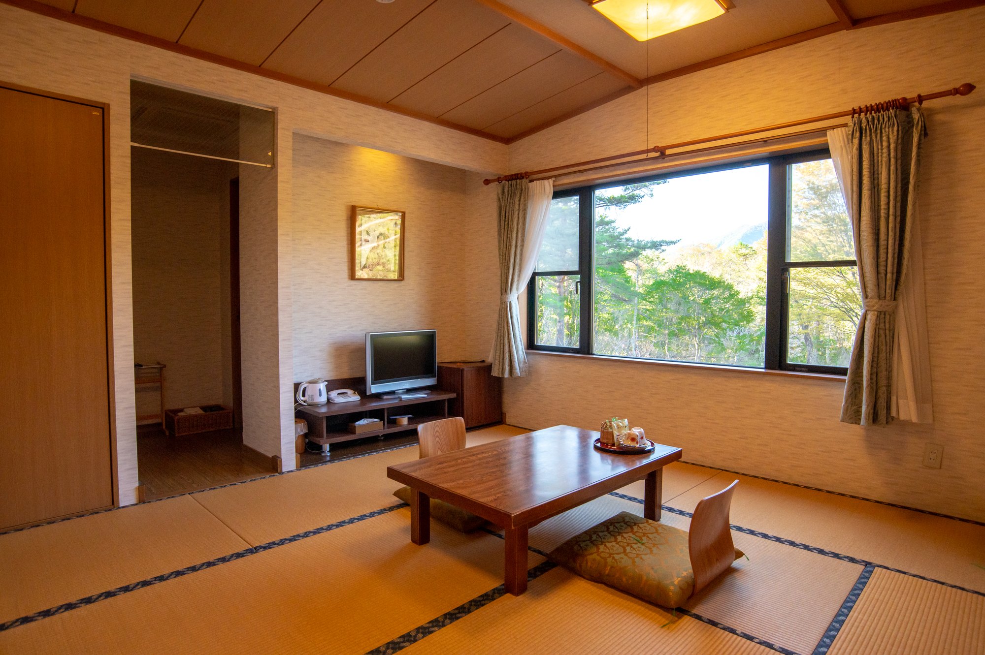 ホテル&リストランテ イルレガーロ — 福島県北塩原村・五色沼入口 · 西吾妻の山並みに窓を向けた10畳の和室