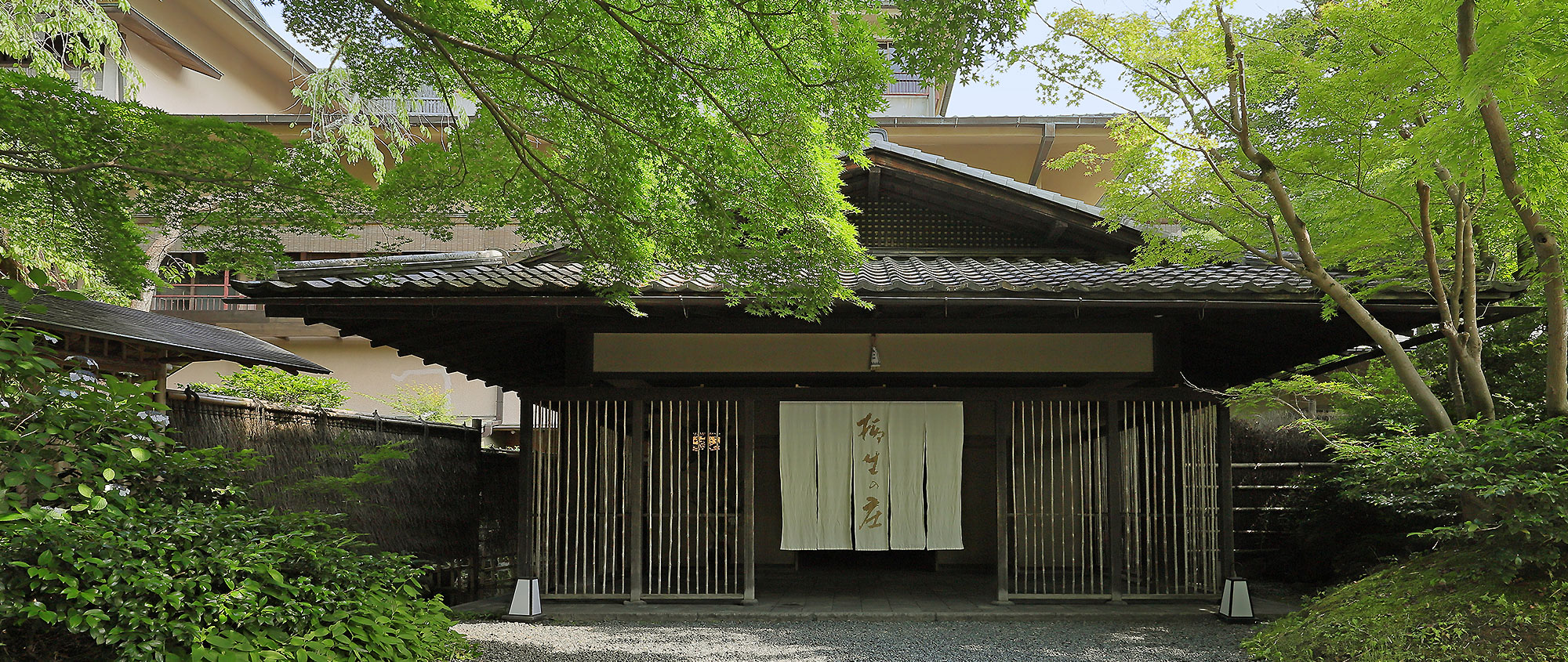 伊豆修善寺温泉 柳生の庄 — 伊豆市修善寺 · 新緑の木立に囲まれた数寄屋造りの玄関