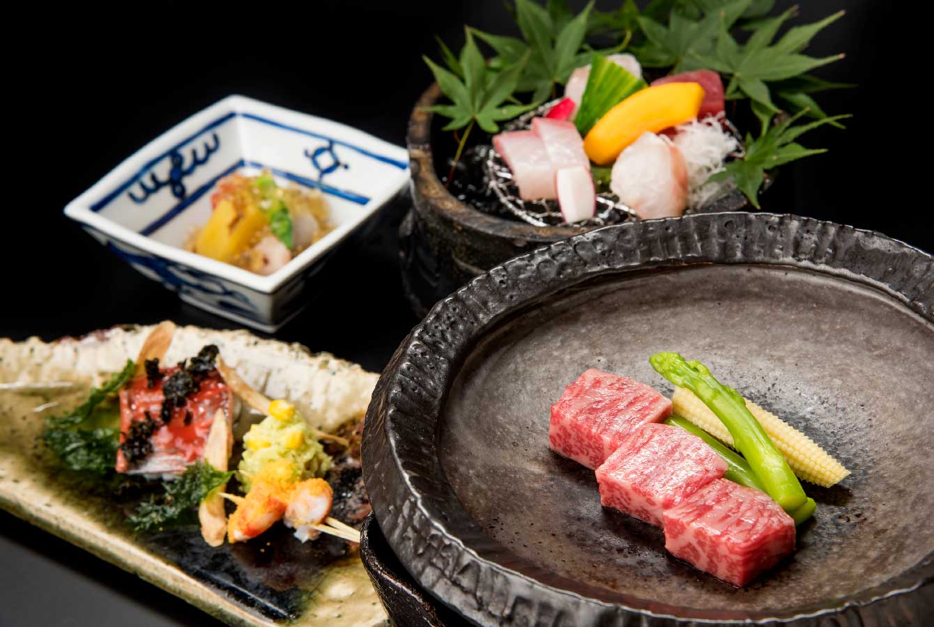 金乃竹 塔ノ澤 — 季節の懐石 · 黒毛和牛の陶板焼きとお造り、八寸を盛った献立例