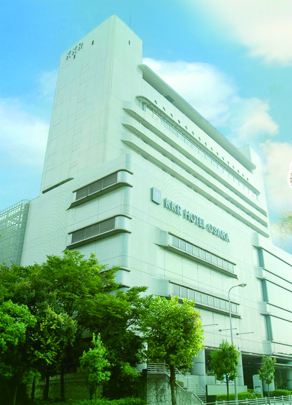KKRホテル大阪 — 大阪市中央区馬場町 · 大阪城公園の緑に面した客室棟の外観