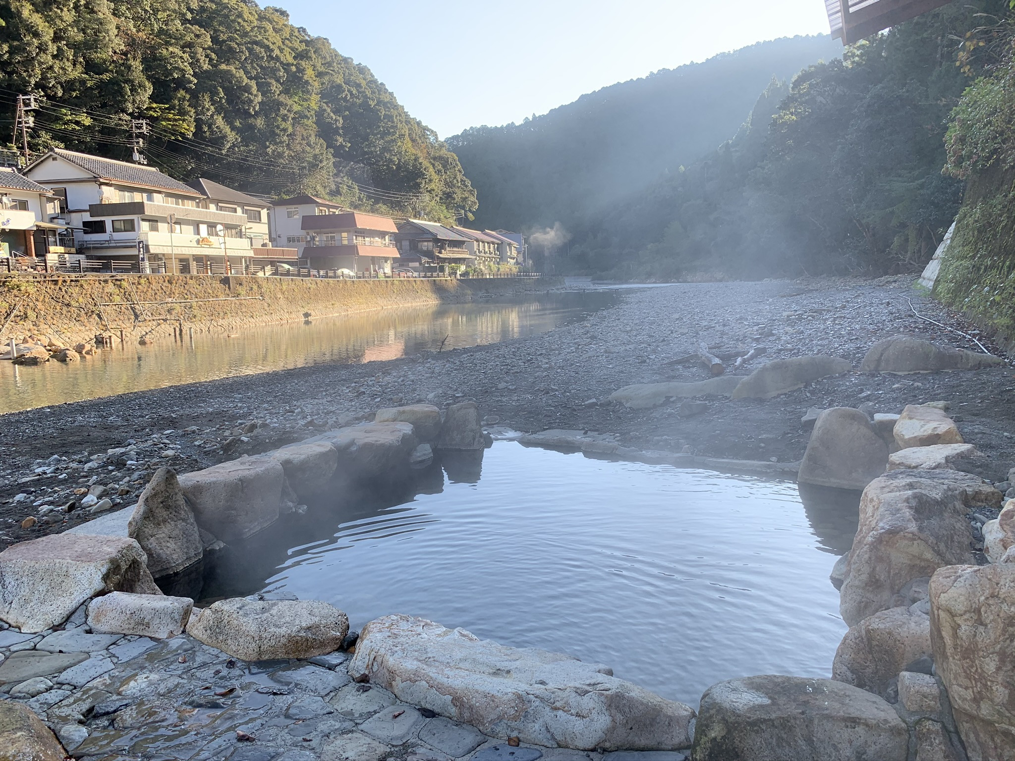 民宿 すみ家 — 田辺市本宮町川湯 · 大塔川の河原に湯気の立つ石組みの露天風呂
