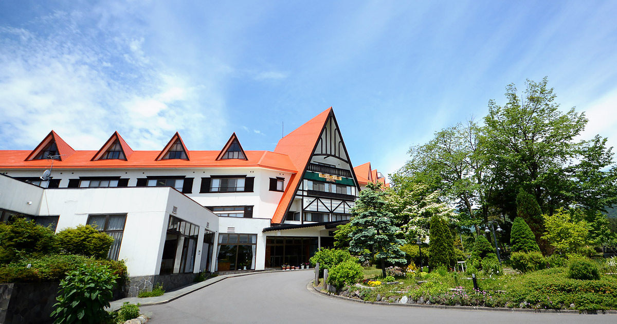黒部観光ホテル — 長野県大町市・大町温泉郷 · 橙色の急勾配屋根とドーマー窓が並ぶ本館の外観