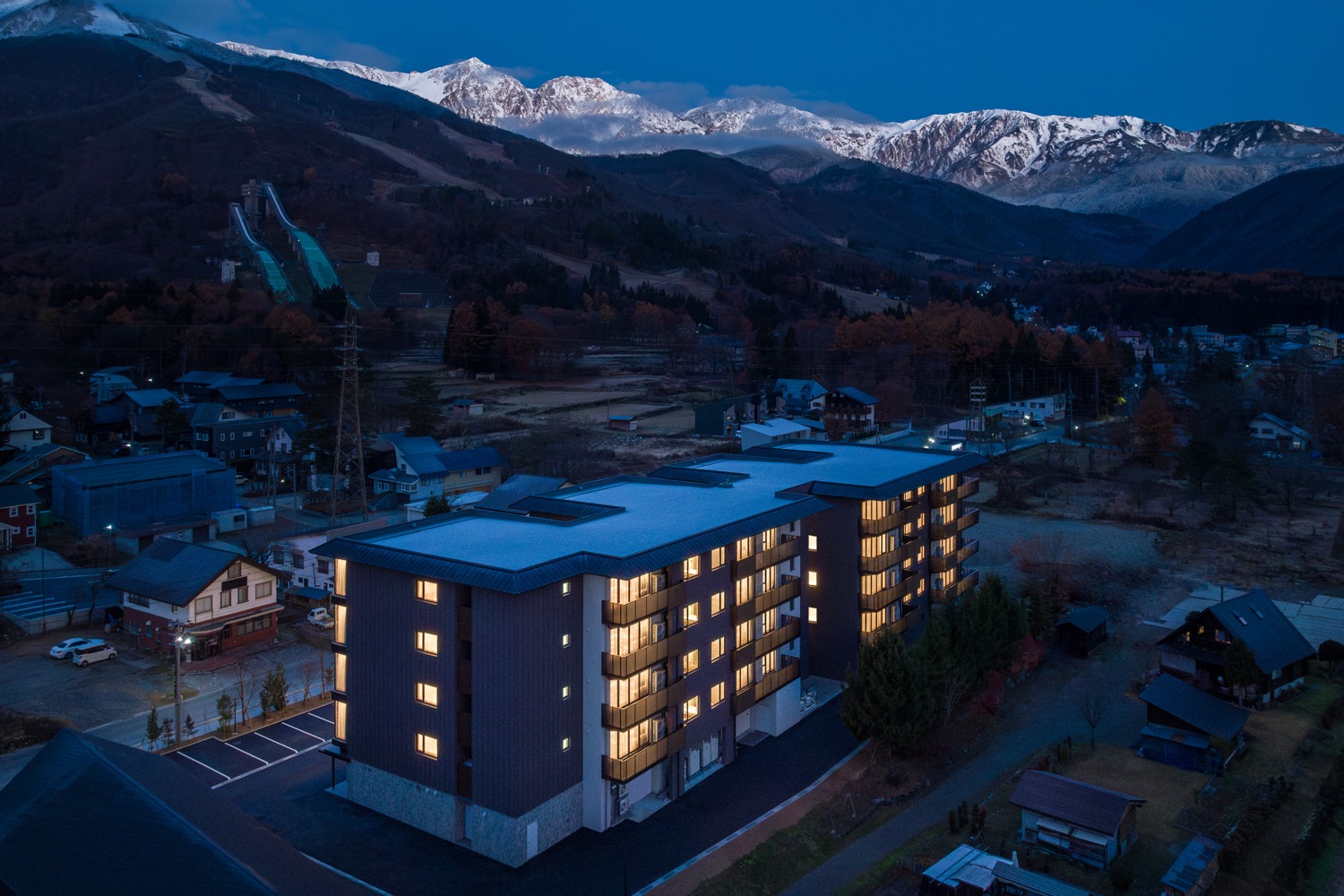 ホテル ラ ヴィーニュ 白馬 by 温故知新 — 長野県白馬村・エコーランド · 全38室を角部屋とした2024年開業棟の外観と北アルプス