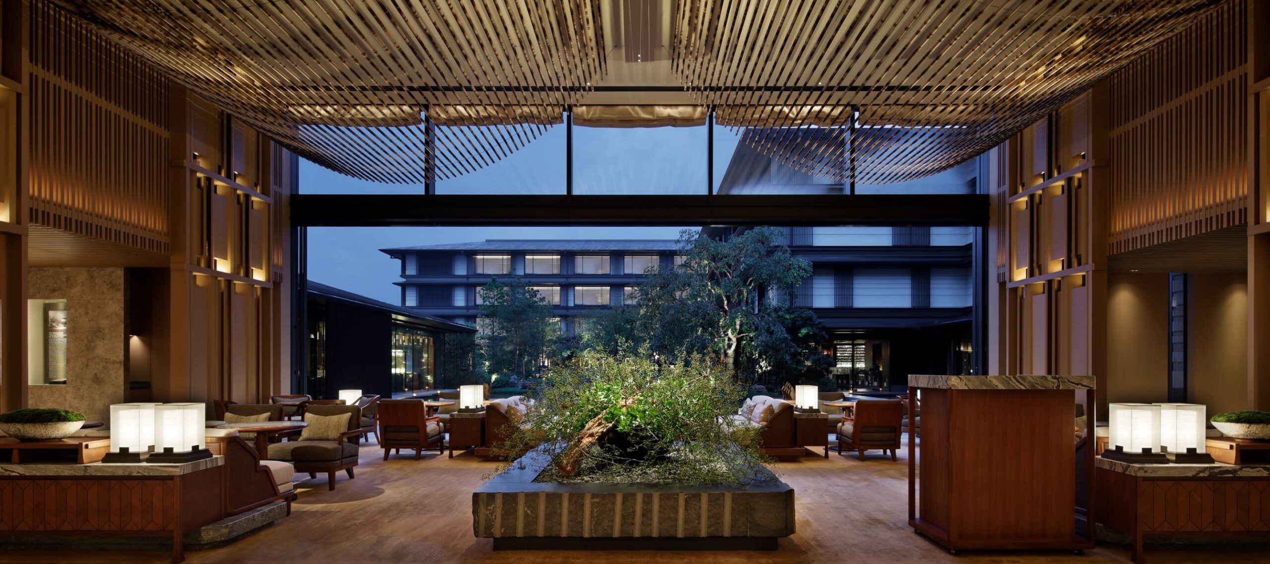 HOTEL THE MITSUI KYOTO — 京都・二条城前 · 中庭に面したロビーラウンジ、格子と石を用いた意匠