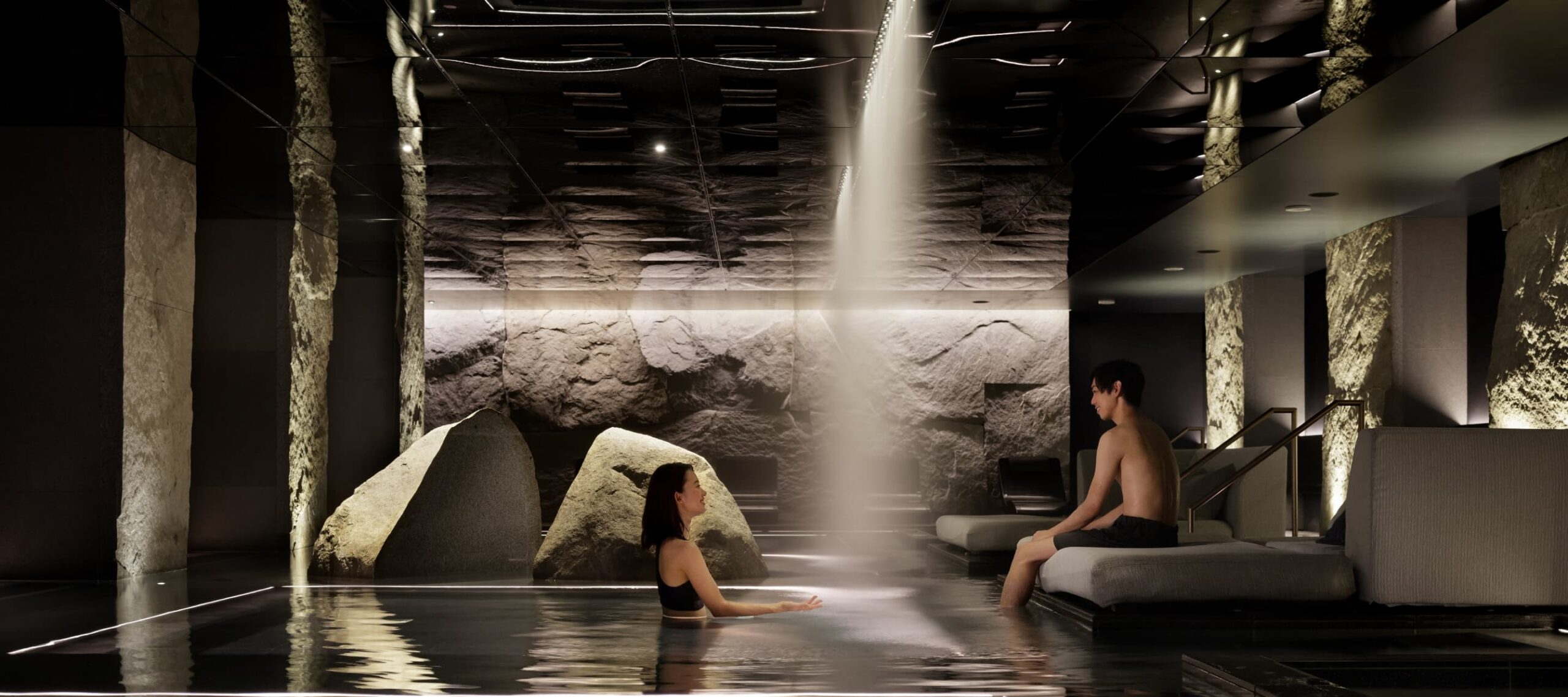 HOTEL THE MITSUI KYOTO — 京都・二条城前 · 割肌の石壁に囲まれた水着着用のサーマルスプリング