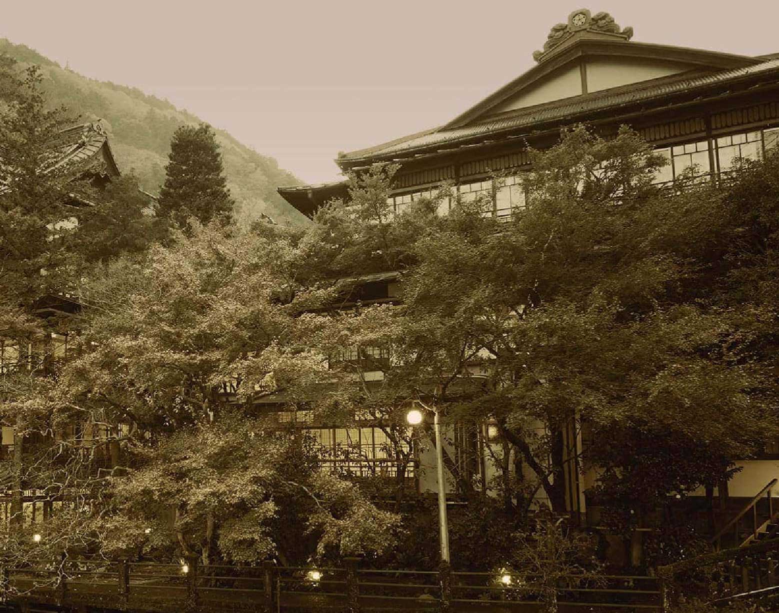 元湯 環翠楼 — 箱根町塔之沢 · 大正8年築の木造高層建築、国の登録有形文化財