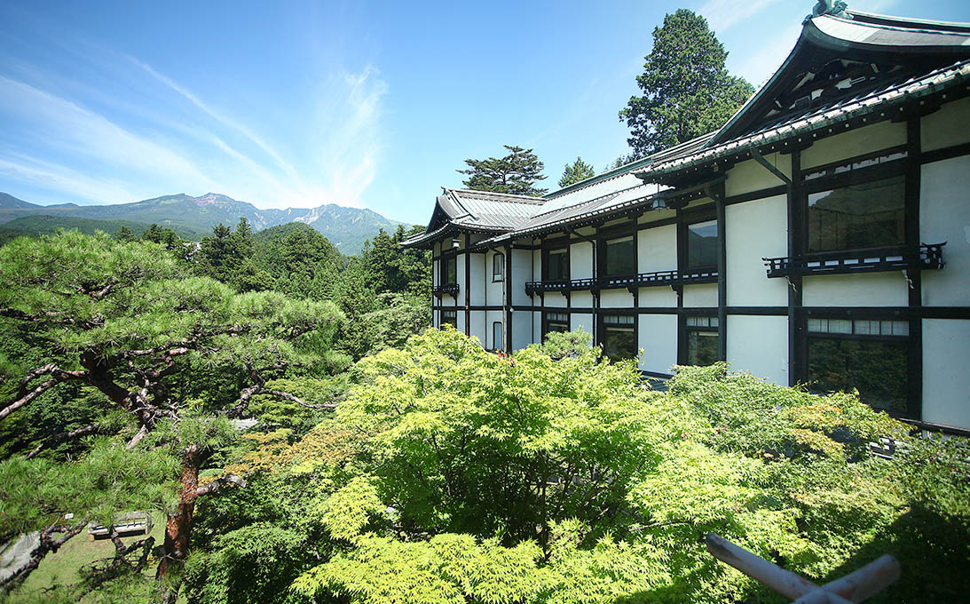 日光金谷ホテル別館 — 栃木県日光市 · 1935年建設、久米権九郎設計。真壁造風の外壁と八棟造風の屋根をもつ木造3階建