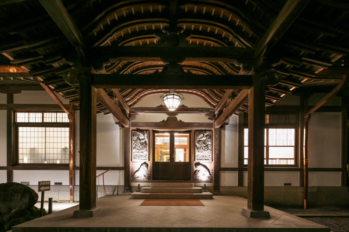 日光金谷ホテル別館の車寄 — 栃木県日光市 · 1935年建設、唐破風造の車寄と彫刻入りの玄関扉