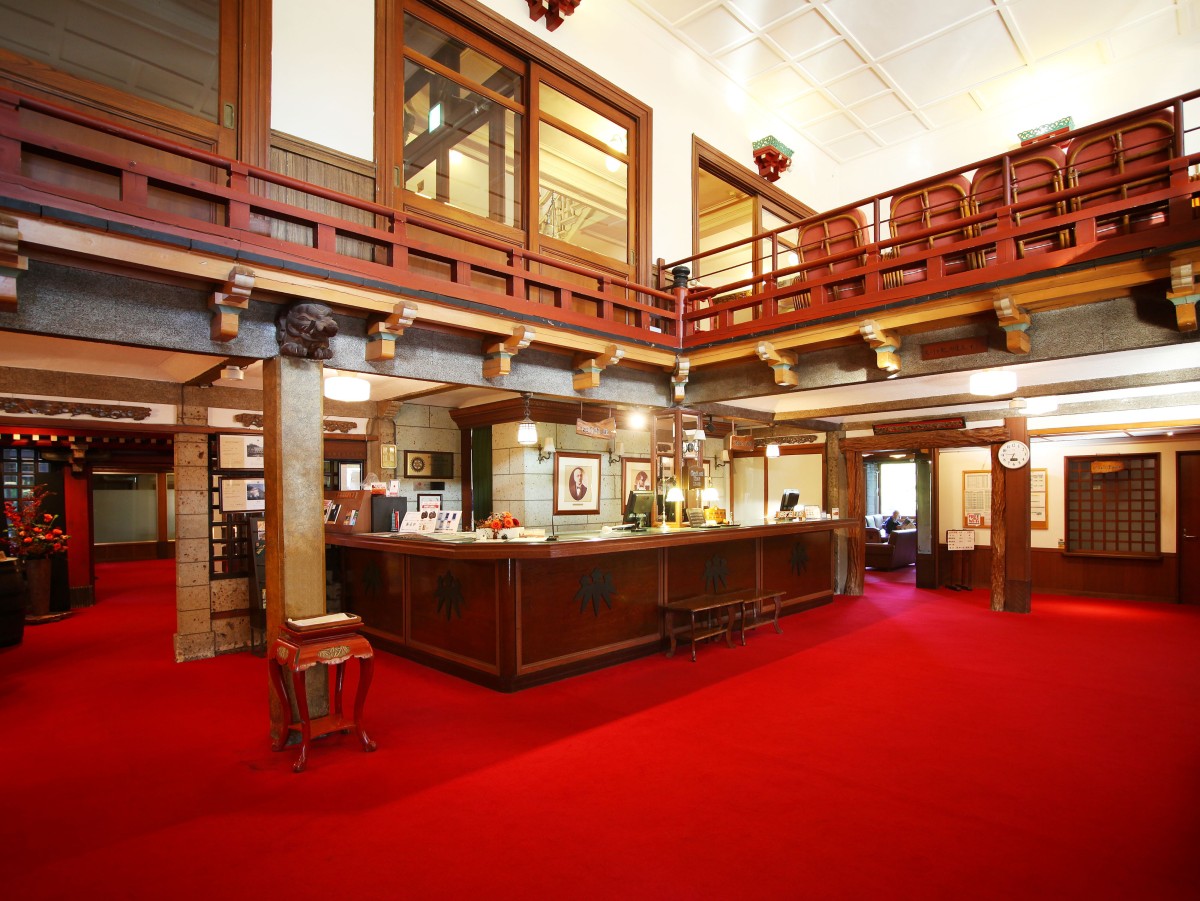 日光金谷ホテル本館1階フロント — 栃木県日光市 · 1936年増築部。石張りの角柱と朱塗りの高欄、赤絨毯のロビー