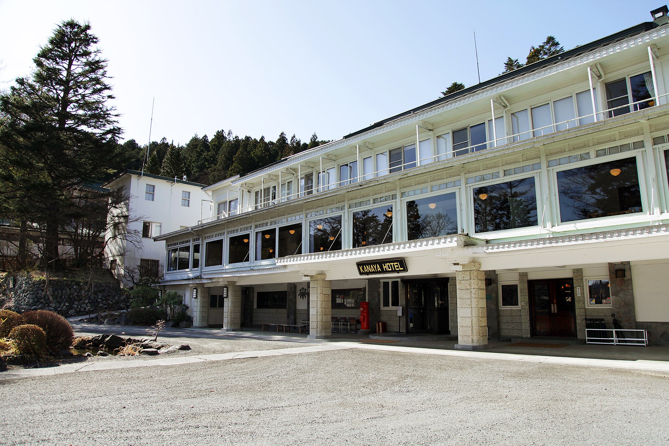 日光金谷ホテル本館 — 栃木県日光市上鉢石町 · 1893年建設、1936年に大谷石の1階を増築した木造3階建の正面外観