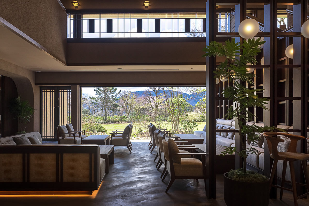 nol hakone myojindai — 箱根町宮城野 · 格子窓の高窓と大開口から庭を望むロビーラウンジ