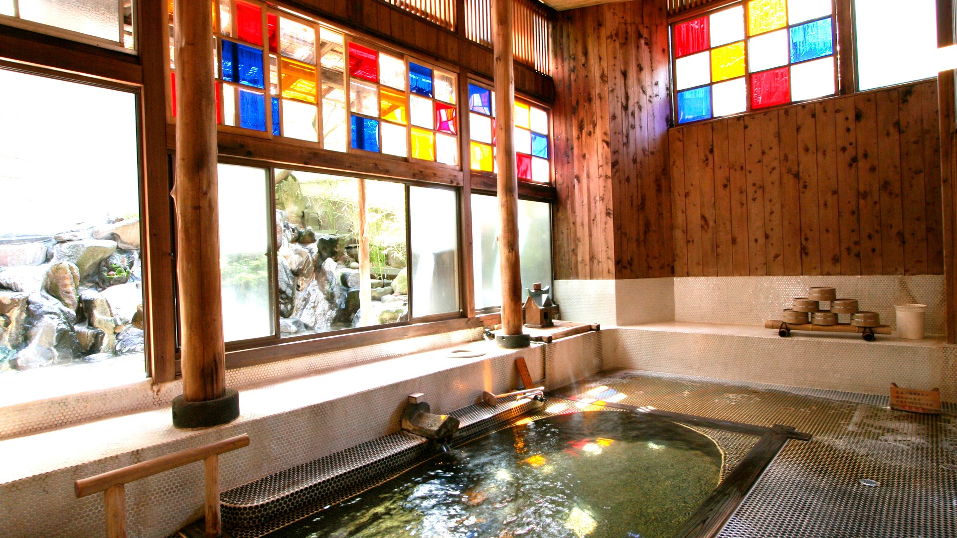 村のホテル 住吉屋 — 野沢温泉・麻釜前 · 明治2年開湯の自家源泉をかけ流す浴室、色ガラスの窓と丸太の柱