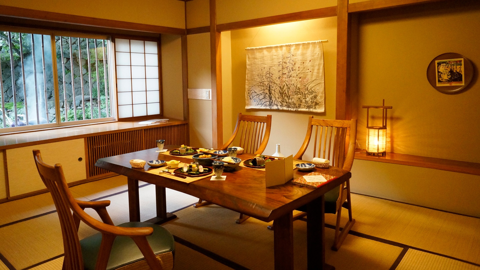 村のホテル 住吉屋 — 野沢温泉・麻釜前 · 明治28年建築の蔵を改装した食事処、テーブル席の個室
