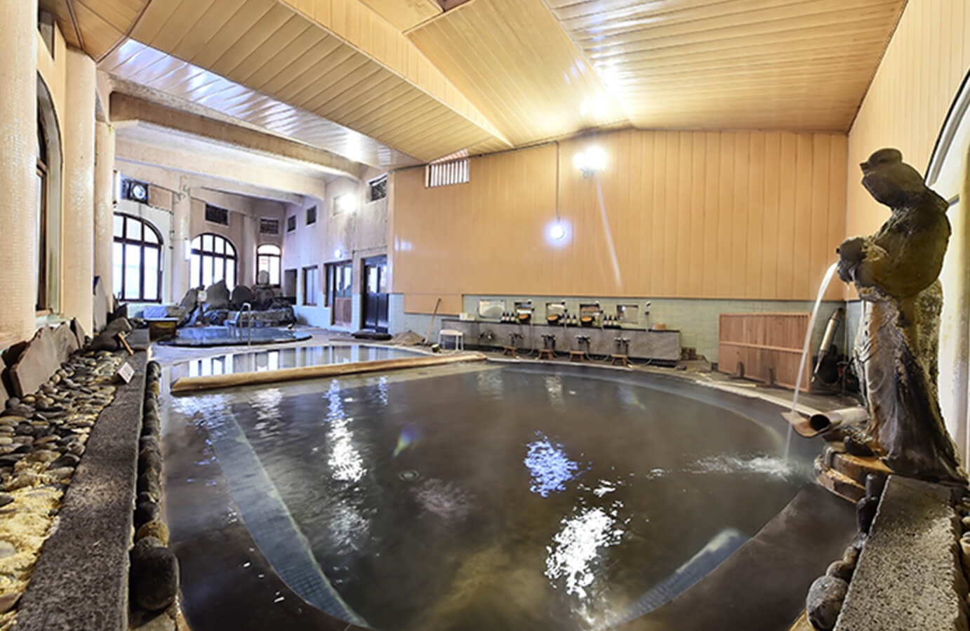 常盤屋旅館 — 野沢温泉・大湯の隣 · 大湯と同じ源泉を引く大浴場「千人風呂」、黒御影石と鉄平石の浴槽