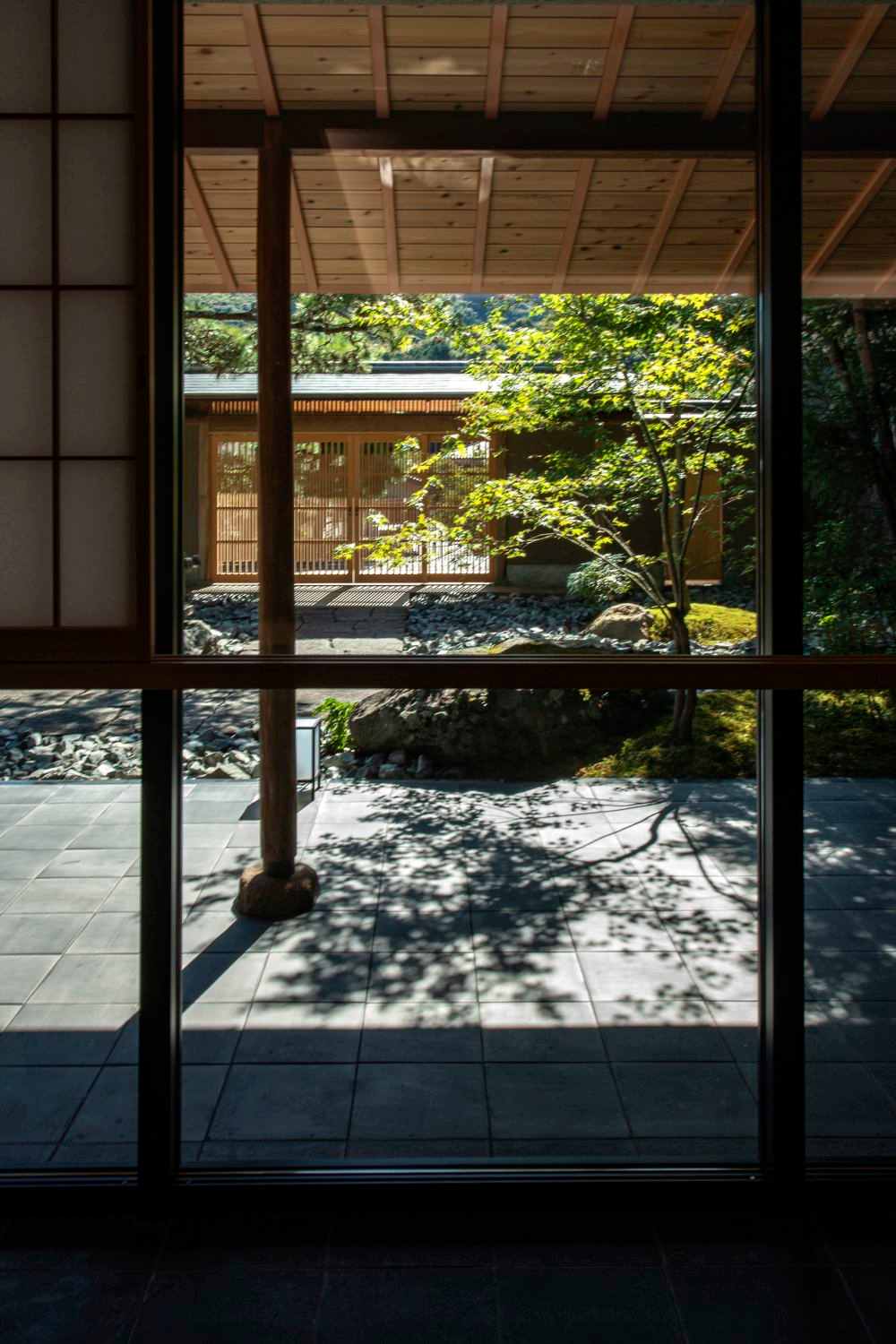 修善寺離れ宿 鬼の栖 — 静岡県伊豆市修善寺 · 障子越しに見る日本庭園と格子戸の客室棟