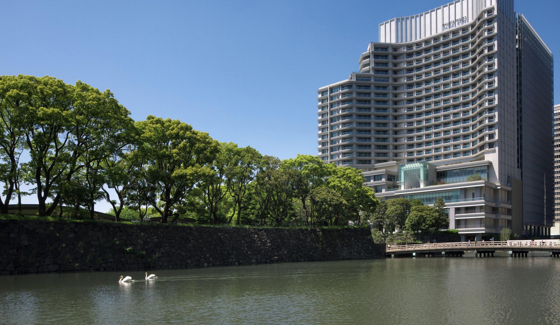パレスホテル東京 — 千代田区丸の内 · 和田倉濠に面した外観と皇居外苑の緑