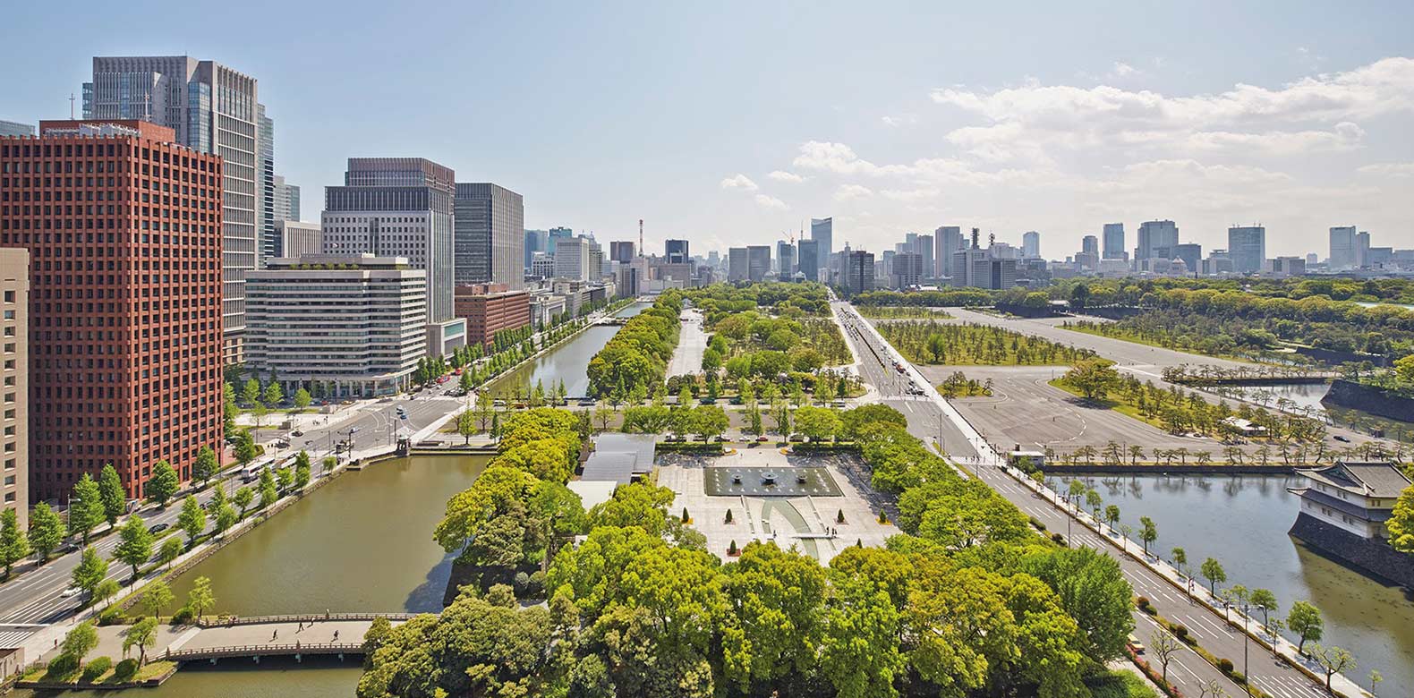 パレスホテル東京 — 千代田区丸の内 · ホテル上層から望む和田倉噴水公園と皇居外苑、行幸通り方面