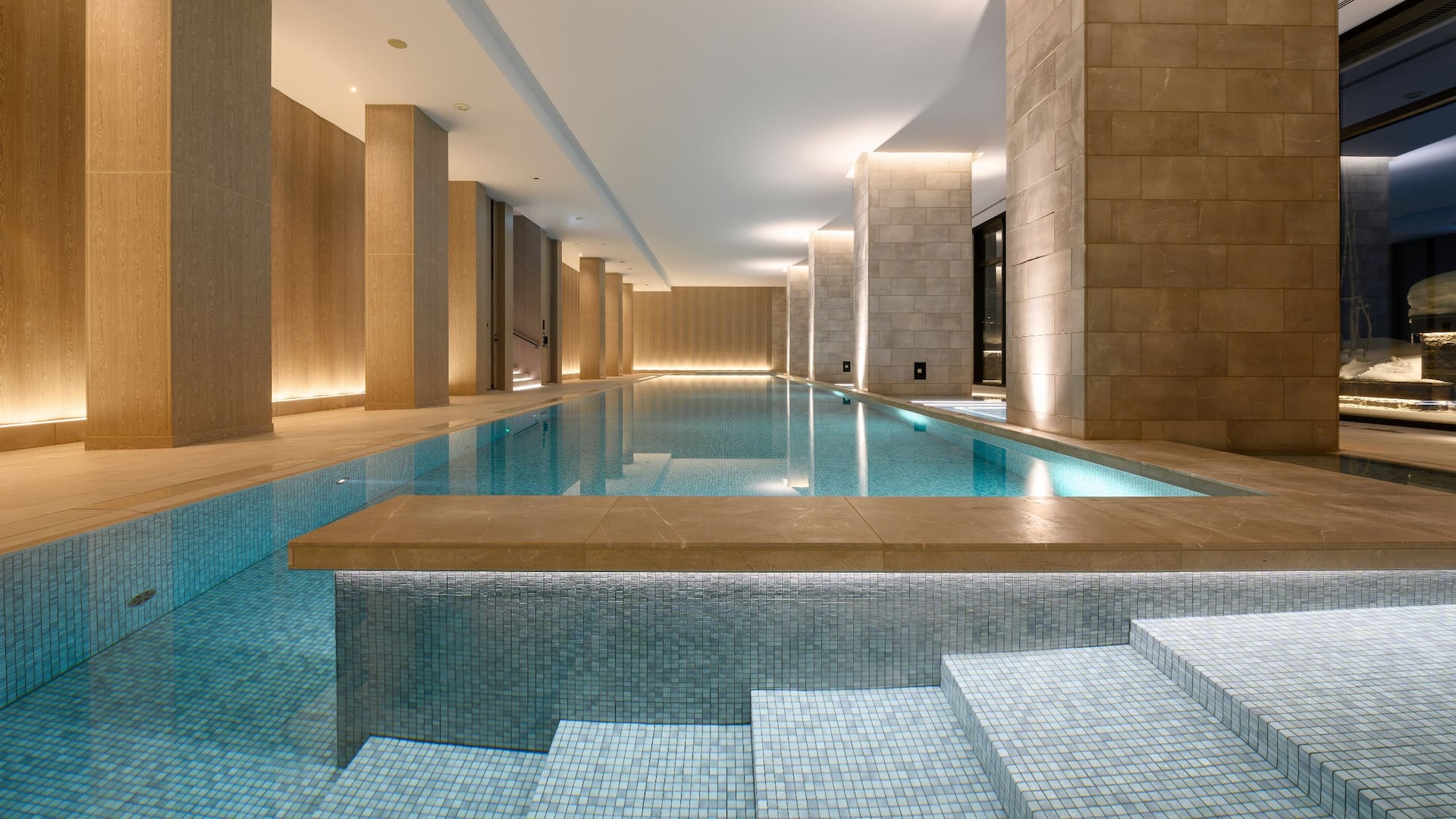 パーク ハイアット ニセコ HANAZONO — 北海道倶知安町・ニセコHANAZONO · 25mの屋内温水プール
