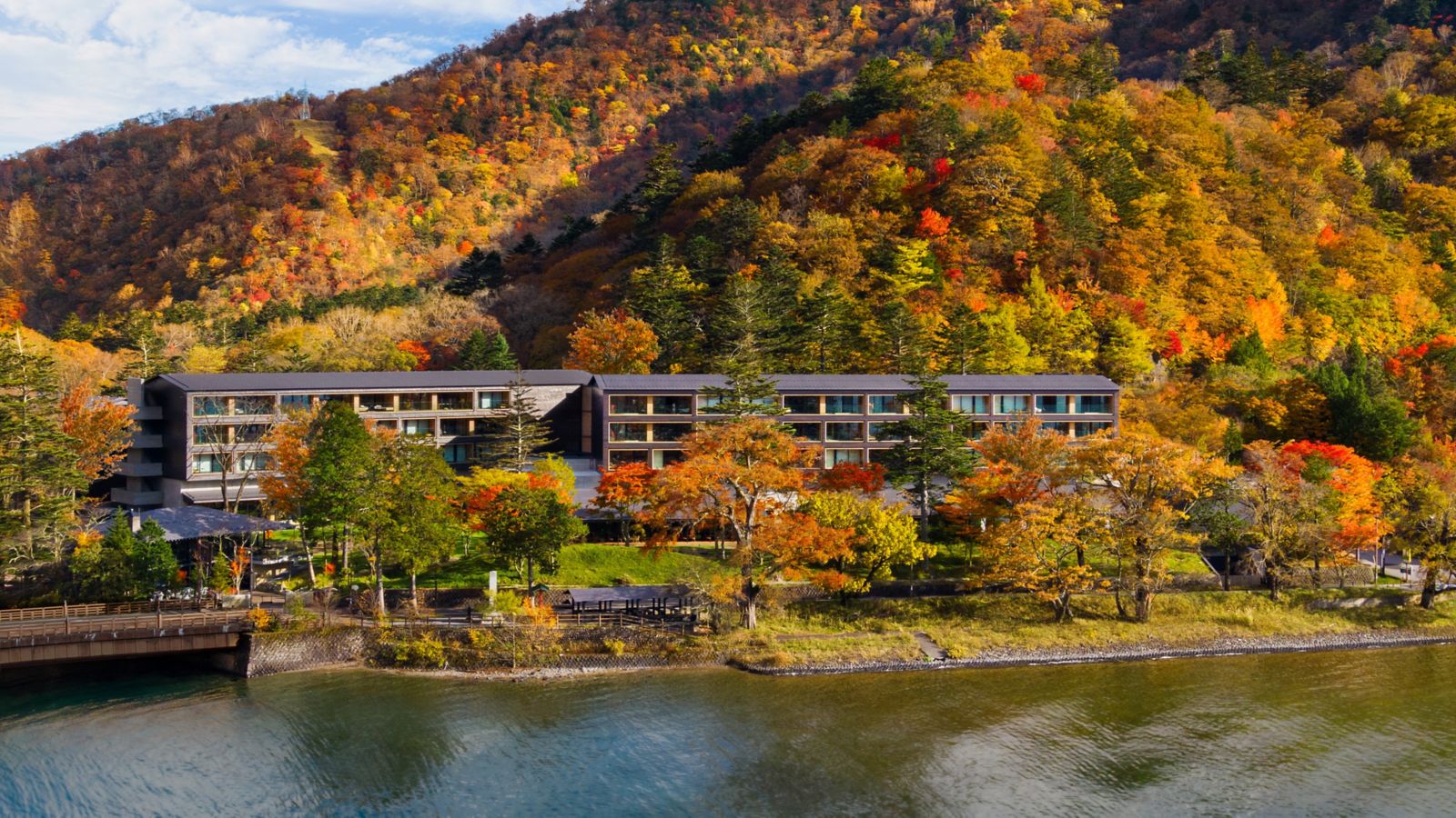 ザ・リッツ・カールトン日光 — 日光市中宮祠・中禅寺湖畔 · 紅葉の山を背にした湖岸の客室棟